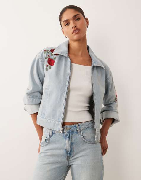 Abercrombie & Fitch - Blå denimjakke i lys vask med blomsterbroderi - view 1