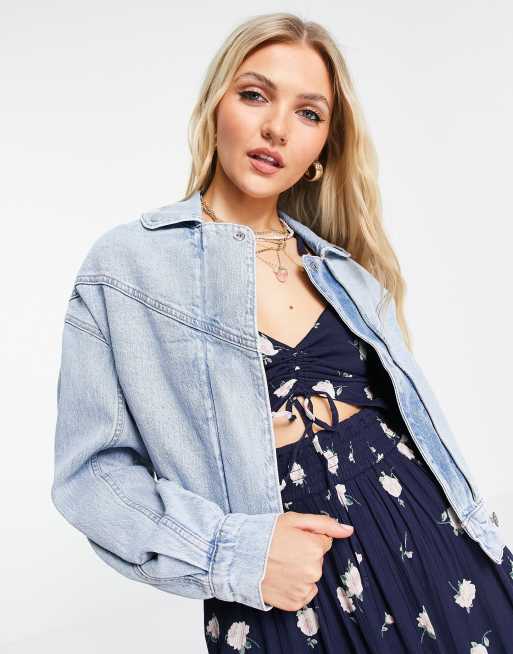 Abercrombie & Fitch - Blå denimjakke i mellemvask med pufærmer