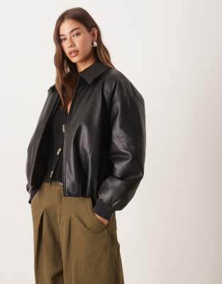 Abercrombie & Fitch - Bomberjacke aus Kunstleder in Schwarz mit Ballonsaum