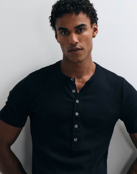 Abercrombie & Fitch - camiseta henley entallada acanalada en negro - view 1