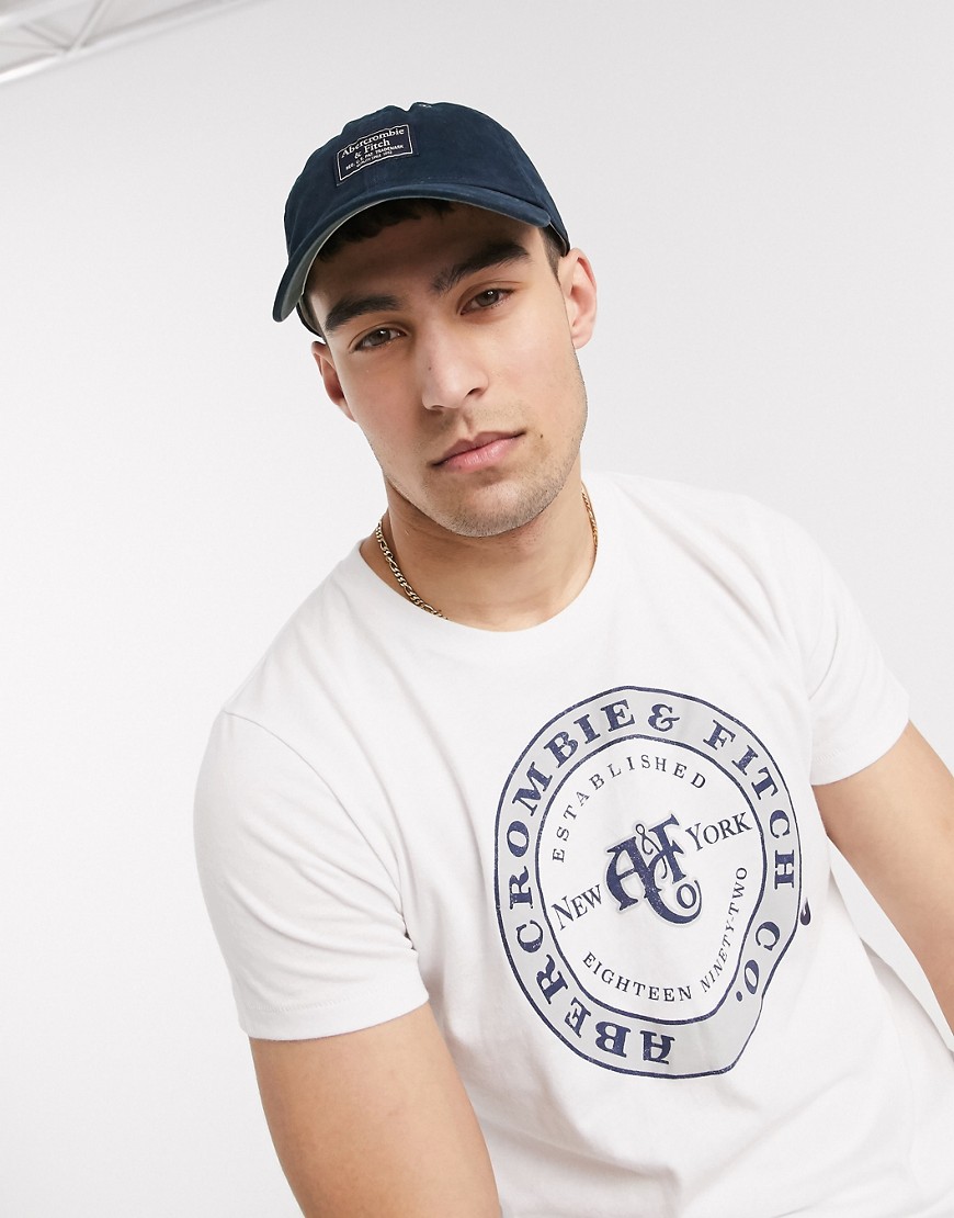 Abercrombie & Fitch - Cappello con visiera e logo applicato in twill blu navy