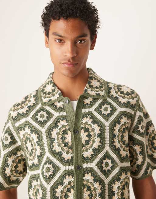 Abercrombie & Fitch - Chemise imprimée en maille crochet avec motif trèfle à quatre feuille - Kaki multicolore 