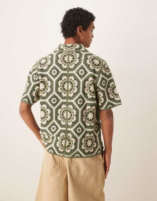 Abercrombie & Fitch - Chemise imprimée en maille crochet avec motif trèfle à quatre feuille - Kaki multicolore 