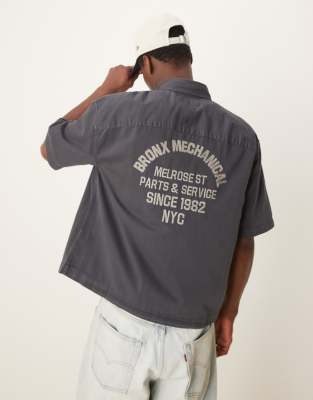 Abercrombie & Fitch cropped workwear shirt with back print in grey/blue φωτογραφία