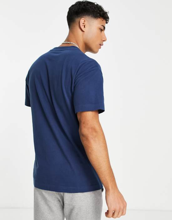 https://images.asos-media.com/products/abercrombie-fitch-cross-chest-logo-relaxed-fit-t-shirt-in-navy/202665996-2?$n_550w$&wid=550&fit=constrain