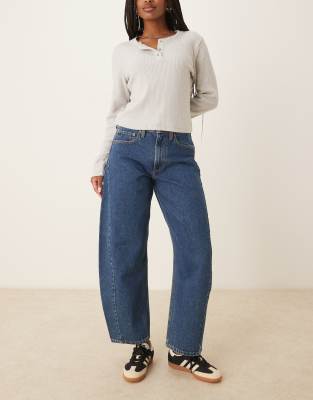 Abercrombie & Fitch - Curve Love - Barrel-Leg-Jeans in mittlerer Waschung mit mittelhohem Bund-Blau