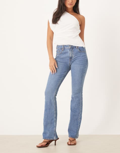 Abercrombie & Fitch – Curve Love – Bootcut-Jeans in mittelblauer Waschung mit mittelhohem Bund - view 1