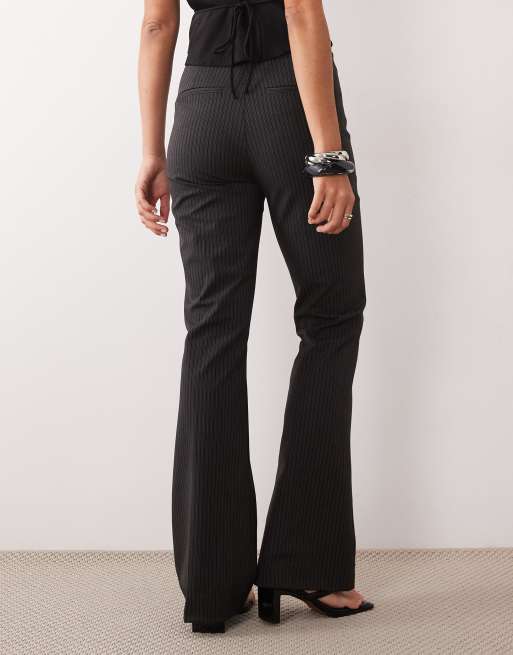Abercrombie & Fitch Curve Love high rise flared trouser in black, 3 of 5