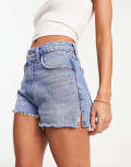 [Abercrombie & Fitch] Abercrombie & Fitch Curve Love high rise mom denim shorts in mid blue wash W25 Mid blue