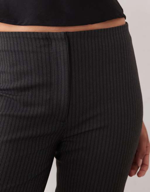 Abercrombie & Fitch Curve Love High-Rise-Schlaghose in Schwarz, 4 von 5
