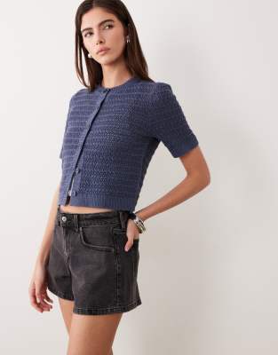 Abercrombie & Fitch - Curve Love - Jeansshorts in A-Linie in verwaschenem Schwarz mit hohem Bund