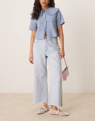 Abercrombie & Fitch - Curve Love - Kurz geschnittene Jeans in mittlerer Waschung mit weitem Bein und hohem Bund-Blau
