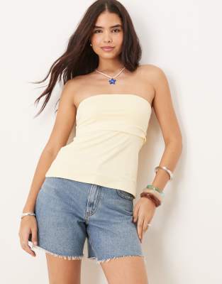 Abercrombie & Fitch - Curve Love - Locker geschnittene Shorts in mittlerer Waschung mit hohem Bund und ausgefranstem Sau...