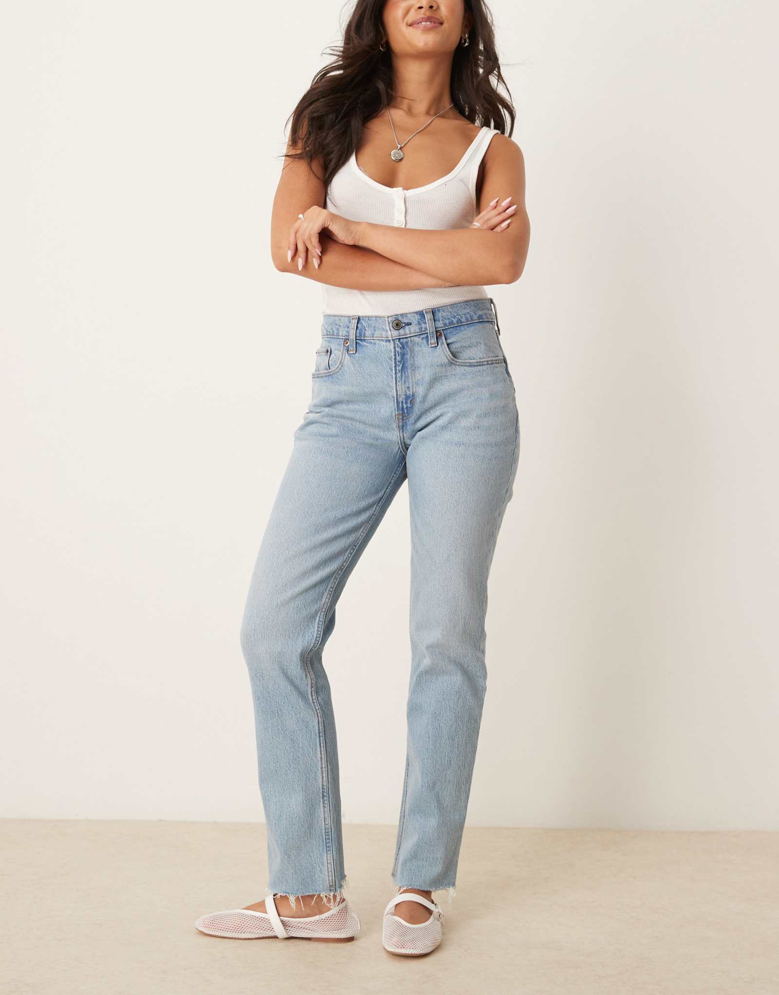 Abercrombie &Fitch Curve обожают прямые джинсы 90-х годов средней посадки с легкой стиркой
