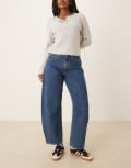 [Abercrombie & Fitch] Abercrombie & Fitch curve love mid rise barrel jeans in medium wash-Blue W32 BLUE