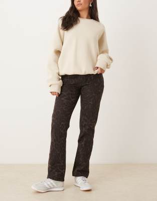 Abercrombie & Fitch - Curve Love - Straight Jeans in Braun mit mittelhohem Bund und Leopardenmuster-Brown