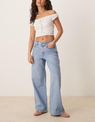 Abercrombie & Fitch - Curve Love - Ultraweite Jeans in heller Waschung mit niedrigem Bund-Blau