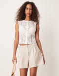 [Abercrombie & Fitch] Abercrombie & Fitch Curve mid rise pleated Sloane shorts in beige-Red W30 BEIGE