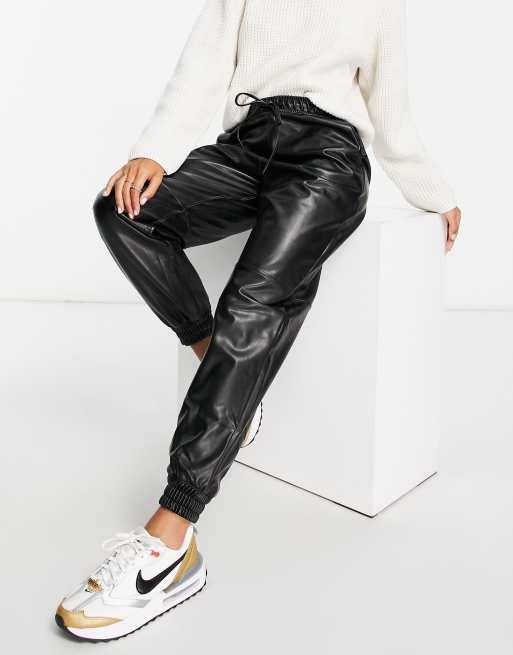 Abercrombie & Fitch – Czarne joggersy z imitacji skóry 