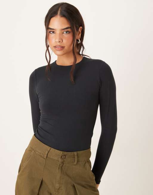 Abercrombie & Fitch – Czarny krótki i obcisły T-shirt z długimi rękawami