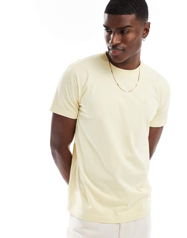 Abercrombie & Fitch - elevated icon logo classic fit t-shirt in yellow