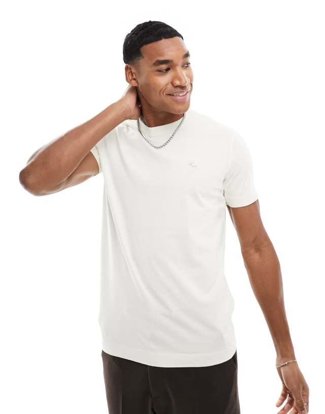 Abercrombie & Fitch - elevated icon logo t-shirt in cream