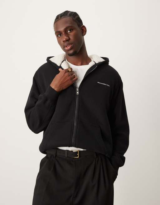 Abercrombie & Fitch - Essentials - Hoodie met logo en capuchon gevoerd met sherpafleece in zwart