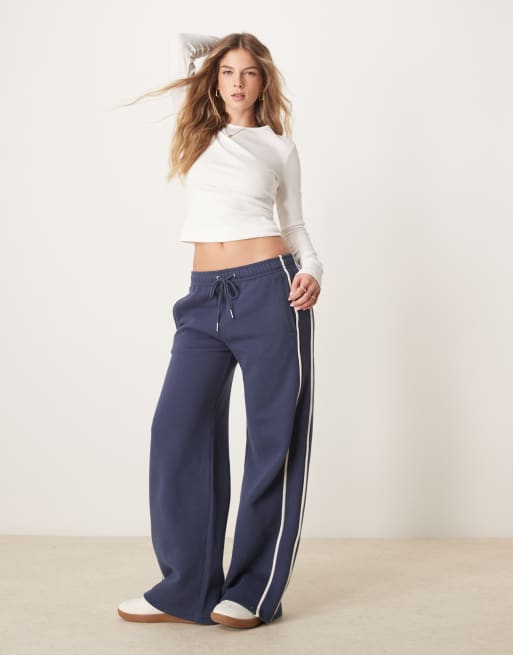 Abercrombie & Fitch - Essentials - Joggingbroek met wijde pijpen, halfhoge taille en motiefdetail in indigo