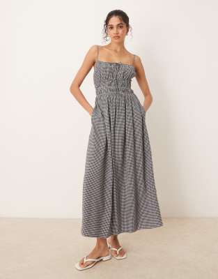 Abercrombie & Fitch - Fließendes Maxikleid mit weichem Ausschnitt, Spaghettiträgern und schwarzen Vichy-Karos