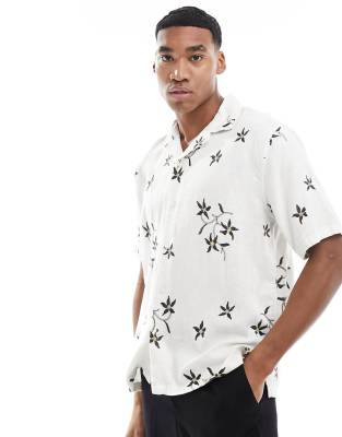 Abercrombie & Fitch Abercrombie & Fitch floral embroidery linen blend short sleeve shirt in white with revere collar