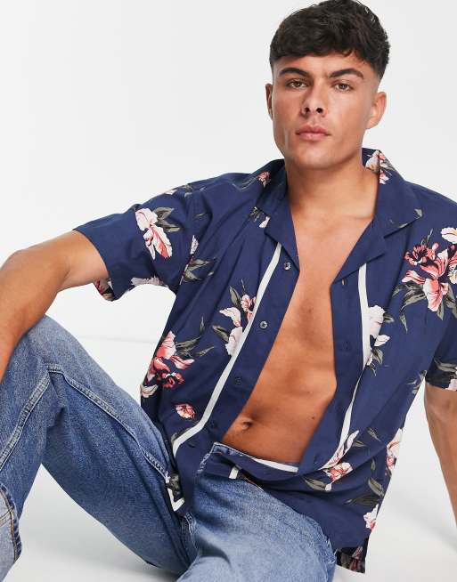 Abercrombie & Fitch - Gebloemd resort overhemd met korte mouwen in marineblauw