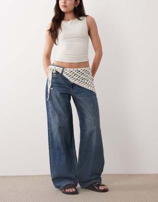 Abercrombie & Fitch - Gerade geschnittene Jeans in mittelblauer Waschung mit hohem Bund und abnehmbaren Overlay-Detail