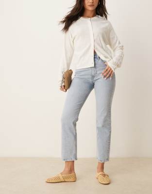 Abercrombie & Fitch - Gerade geschnittene, knöchellange Jeans in hellblauer Waschung mit mittelhohem Bund