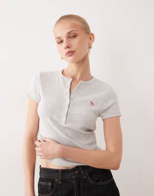 Abercrombie & Fitch - Geripptes Henley-T-Shirt in Grau mit Markenlogo
