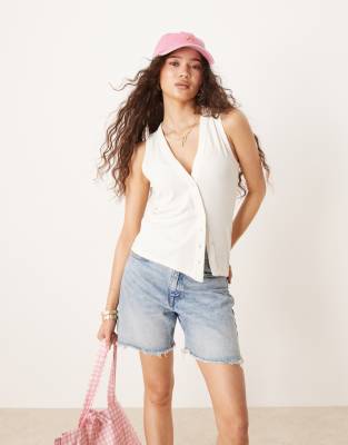Abercrombie & Fitch - Geripptes Longline-Tanktop in Weiß mit asymmetrischer Knopfleiste
