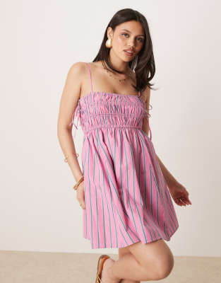 Abercrombie & Fitch - Gesmoktes, langes Babydoll-Kleid aus Popeline mit Streifen in Rosa und Blau