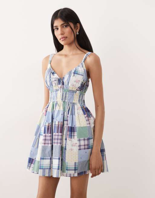 Abercrombie & Fitch – Gesmoktes Mini-Skortkleid mit V-Ausschnitt und Patchwork-Print, 2 von 4