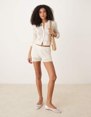 Abercrombie & Fitch – Gräddvitt, hålstickat set med kofta och korta shorts - view 1