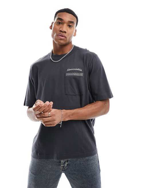 Abercrombie & Fitch – Grafitowy T-shirt z haftowanym logo na kieszeni i kafelkowym wzorem na plecach