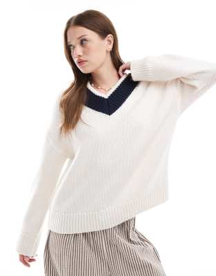 Thumbnail - Abercrombie & Fitch - Grobstrick-Pullover in Cremeweiß mit farblich abgesetztem V-Ausschnitt