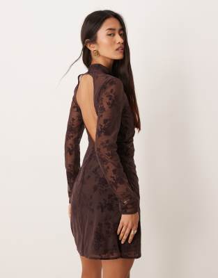 Abercrombie & Fitch - Hochgeschlossenes Minikleid in Braun geblümt mit Rückenausschnitt und BH-Einsatz-Brown