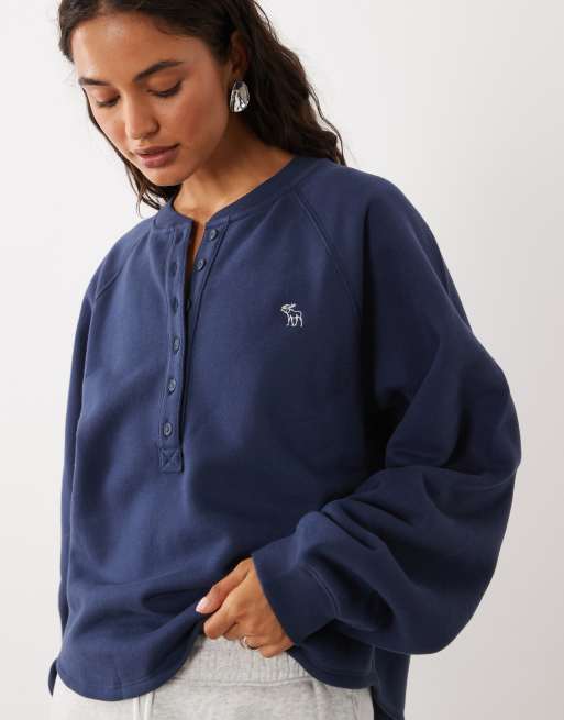 Abercrombie & Fitch Icon-logo henley-sweatshirt i marineblå, 3 af 4