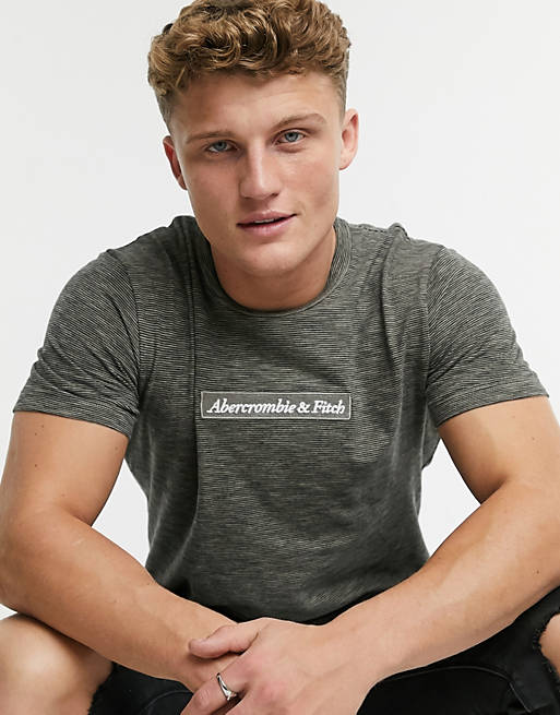 Abercrombie & Fitch – Jasnobrązowy T-shirt o pudełkowym kroju z zaokrąglonym dołem i prostokątnym logo na piersi