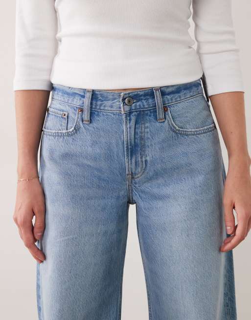 Abercrombie & Fitch jean ample taille basse à ourlet effiloché en délavage bleu clair, 4 de 5