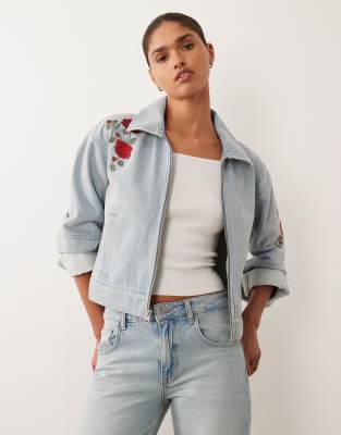 Abercrombie & Fitch - Jeansjacke in verwaschenem Hellblau mit Blumenstickerei