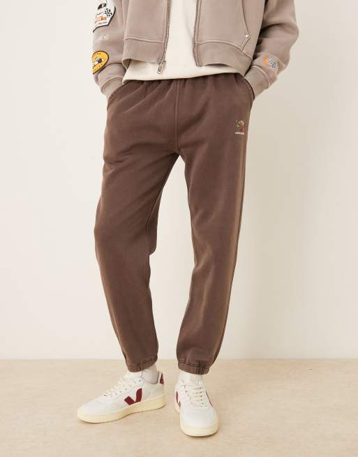 Abercrombie & Fitch - Joggers taglio comodo stretti in vita marroni con logo