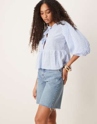 Abercrombie & Fitch - Klassische Bermuda-Shorts in mittelblauer Waschung mit mittelhohem Bund und ausgefranstem Saum