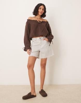 Abercrombie & Fitch - Klassische, locker sitzende Shorts in wollweißer Waschung mit hohem Bund und ausgefranstem Saum