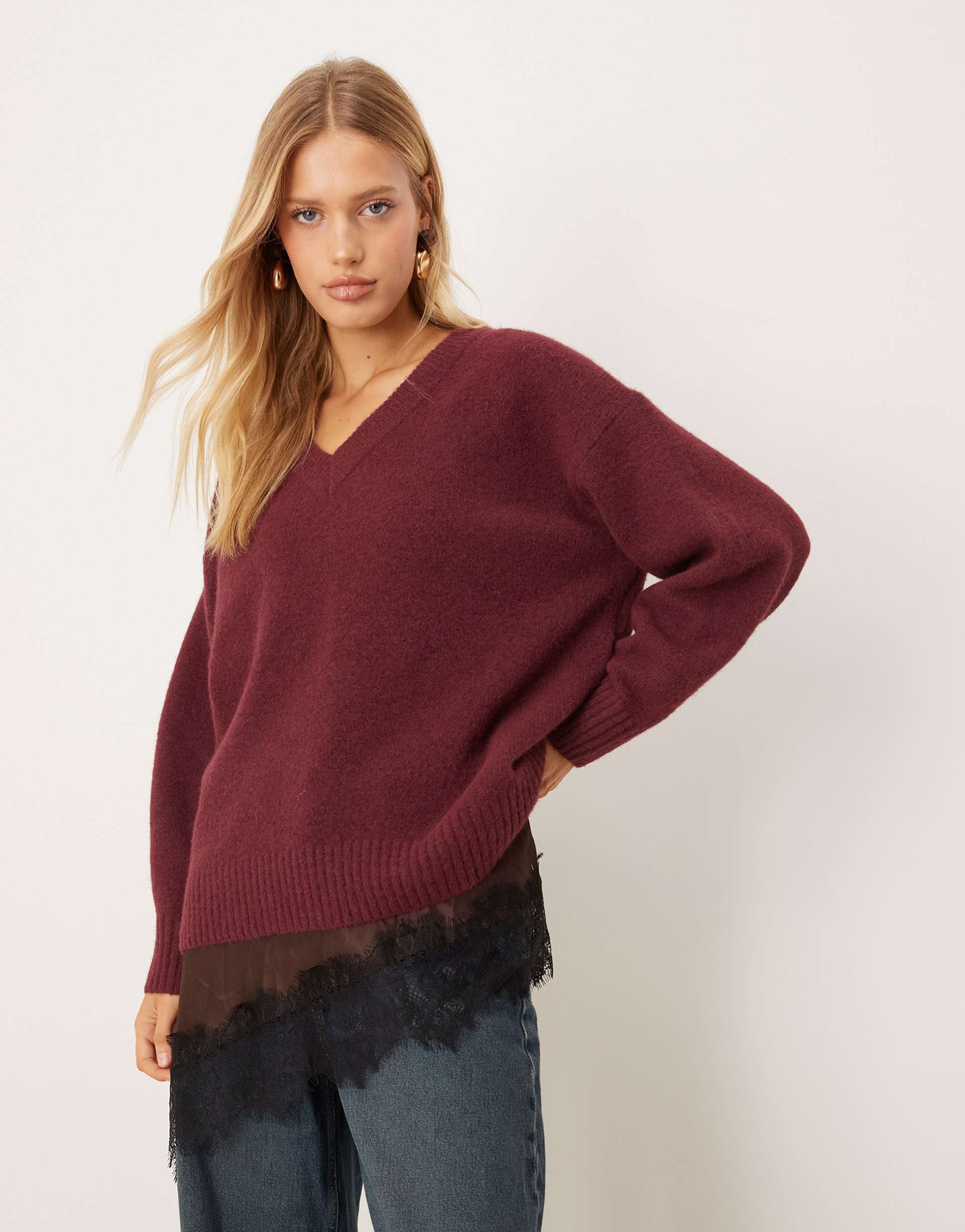 abercrombie & fitch knit v neck oversized sweater in burgundy