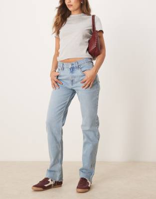 Abercrombie & Fitch - Knöchellange Straight Jeans in mittlerer Waschung mit sehr hohem Bund und unversäubertem Saum-Blau